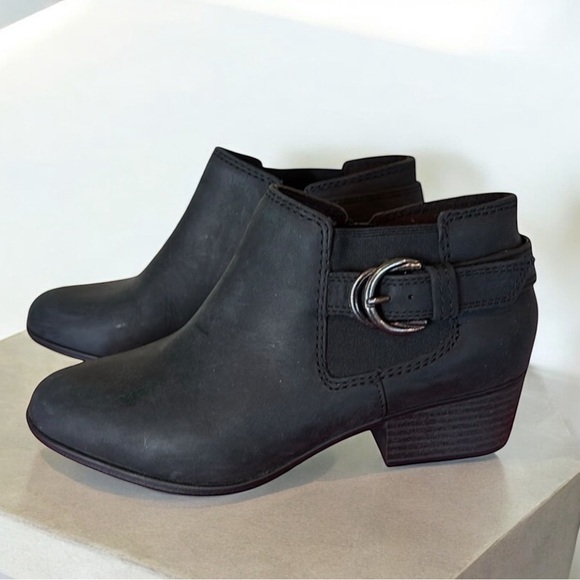 NWT Clarks Adreena Leather Mid Stacked Heel Black Ankle Booties zip Sz 7W